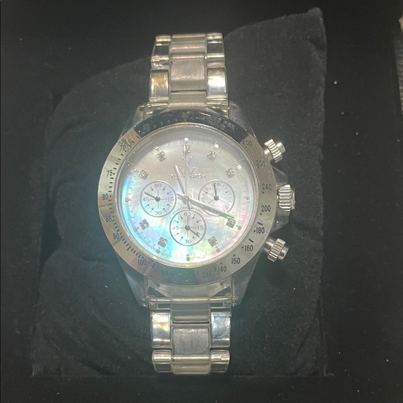 Elegant Silver Women\'s Chronograph Watch